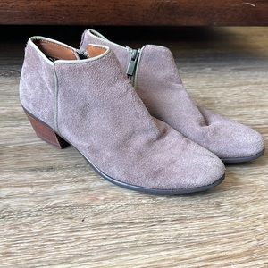 Pink/purple suede crown vintage size 8.5 bootie